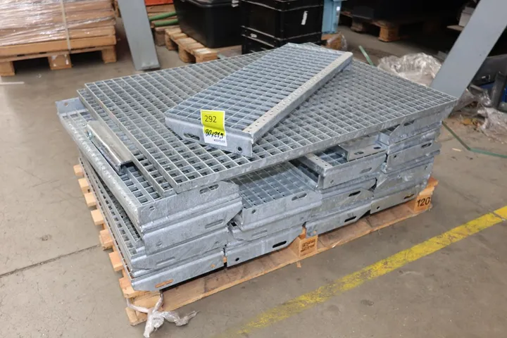 Konvolut Metall Treppenstufen Maße: 80 x 24 cm